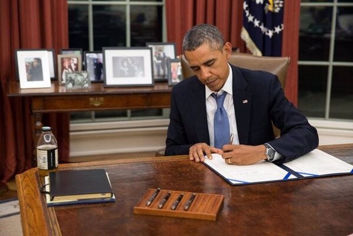 El presidente de EEUU, Barack Obama, firmando una ley en la Casa Blanca.