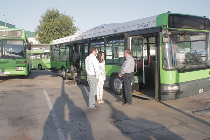 Tamayo (centro) junto a uno de los nuevos autobuses