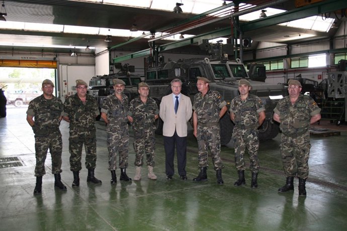 Primo Jurado (centro) en la visita al Parque de Vehículos del Higuerón