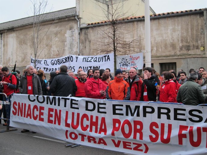 La plantilla de Sniace se concentra frente al Parlamento