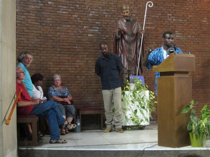 Inmigrantes desalojados del Poblenou en la iglesia de Sant Bernat Calbó