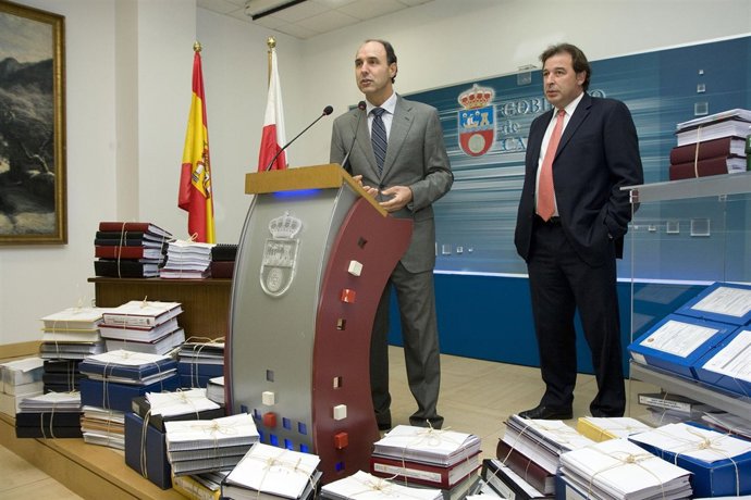 Diego y Rodríguez Argüeso con los proyectos presentados por los ayuntamientos