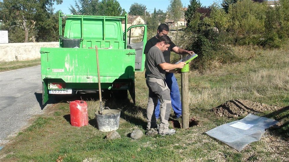 Operarios señalizan el nuevo Camino de San Frutos. 