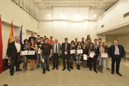 Iribas, en el centro, con los alumnos becados y técnicos.