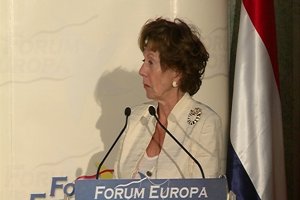 Neelie Kroes critica las tasas para financiar RTVE