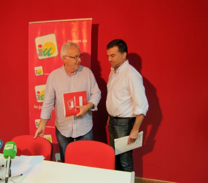 Cayo Lara (i), junto Antonio Maíllo antes de la rueda de prensa.