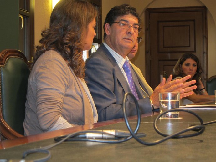 Valderas (dcha.) en la rueda de prensa