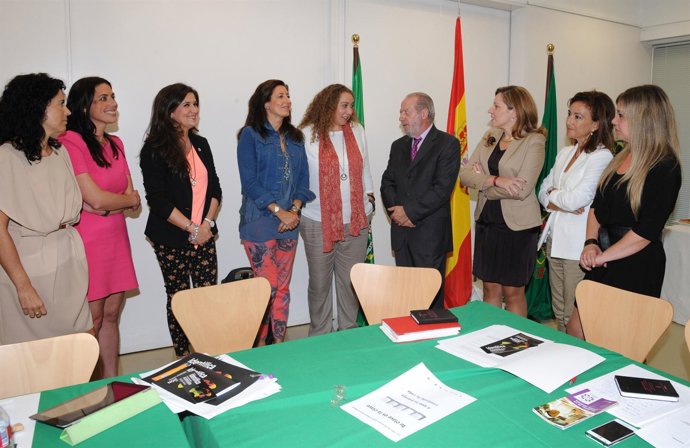 VIllalobos se encuentra con las diputadas andaluzas de Igualdad