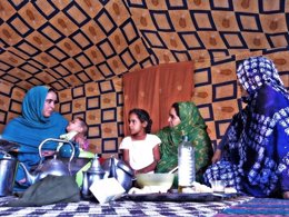 Familia de la República Árabe democrática Saharaui (RASD), en el campamento de r