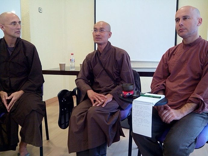 Monjes budistas anuncian la visita a España de su maestro Zen Thich Nhat Hanh