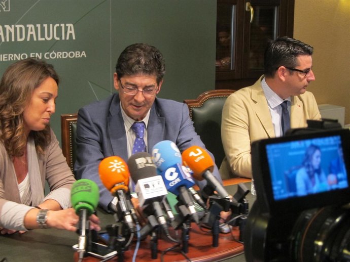 Valderas, entre Isabel Ambrosio y Pedro García