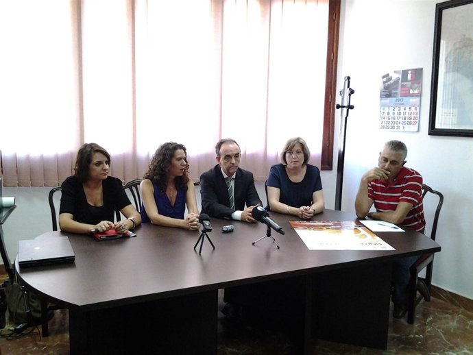 Rodríguez, entre la alcaldesa y la delegada, en el Ayuntamiento de Fernán Núñez