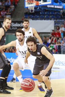 Raul López y Sergi Llull en el Real Madrid - Bilbao Basket