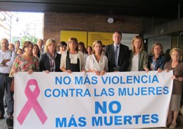 Sánchez de León junto al alcalde de Paiporta en la concentración