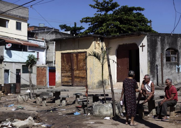 Habitantes de una favela en Río de Janeiro,  Brasil.