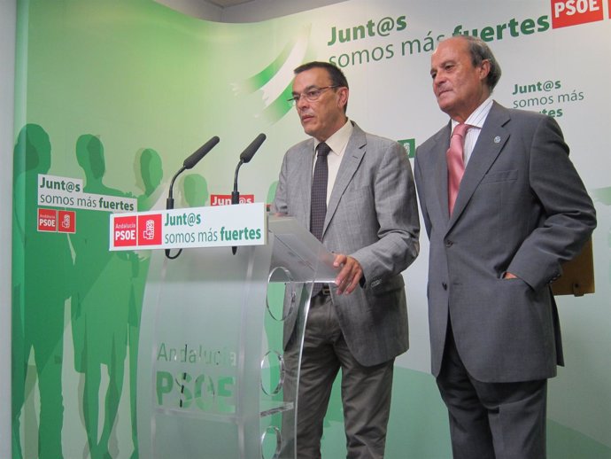 El secretario general del PSOE de Huelva, Ignacio Caraballo, y Antonio Ponce. 