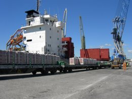 Operativa de carga de cemento en el Puerto de Málaga 