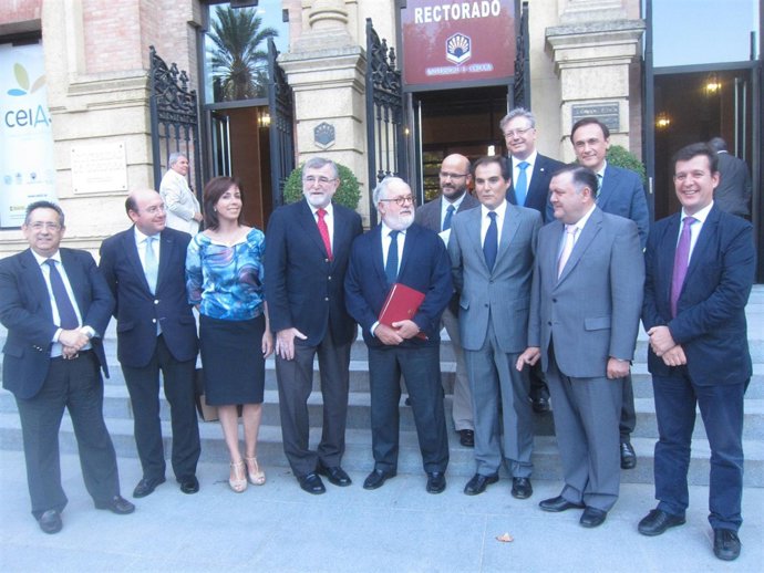 Miguel Arias Cañete en el centro con autoridades cordobesas