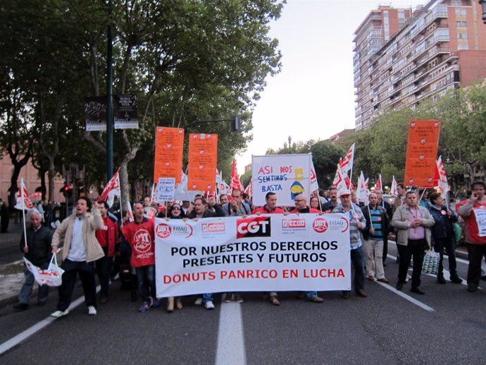 Trabajadores de Panrico en manifestación por las calles de Valladolid.
