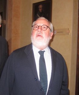 Miguel Arias Cañete en su visita al Rectorado de Córdoba