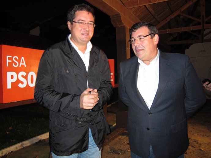 López (izquierda) con el portavoz municipal socialista, Martínez Argüelles. 