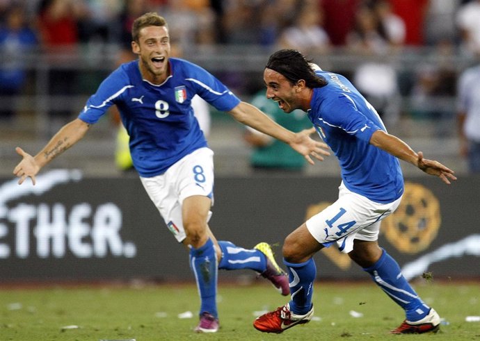 Aquilani celebra un gol con De Rossi