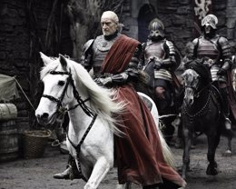 Chales Dance es Tywin Lannister en Juego de Tronos