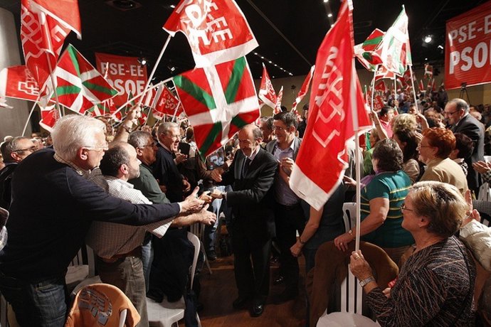 Rubalcaba y López en un mitin en Bilbao