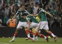 Una chilena de Raúl Jiménez hace soñar a México con la tercera plaza
