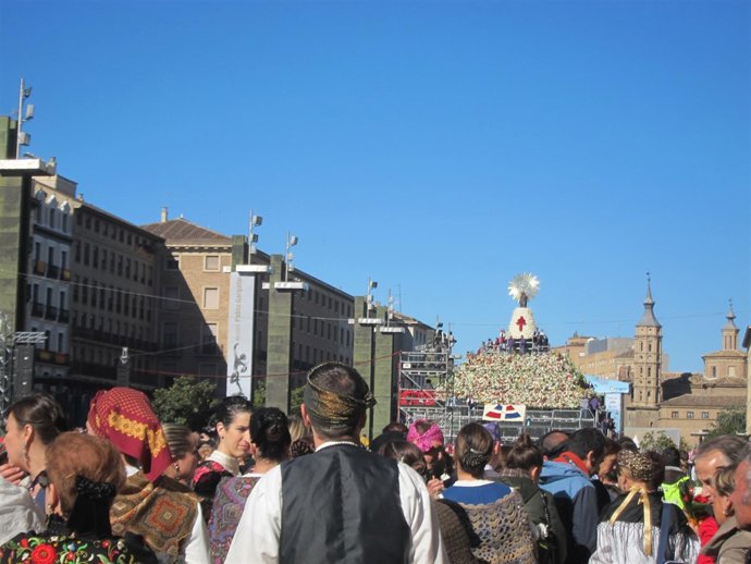 Ofrenda de Flores a la Virgen del Pilar en Zaragoza.