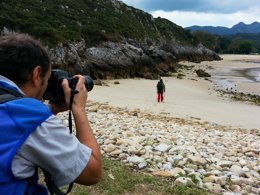 Breyusse fotografiando una playa asturiana. 