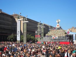 Ofrenda de flores a la Virgen del Pilar.