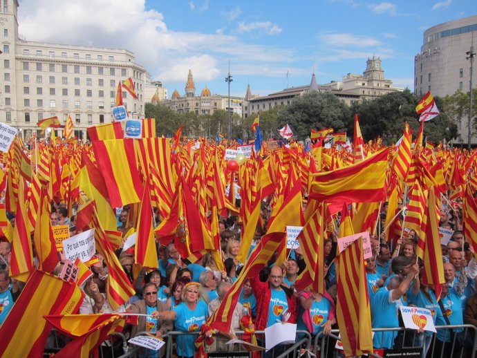Imagen de la concentración del 12-O en plaza Catalunya