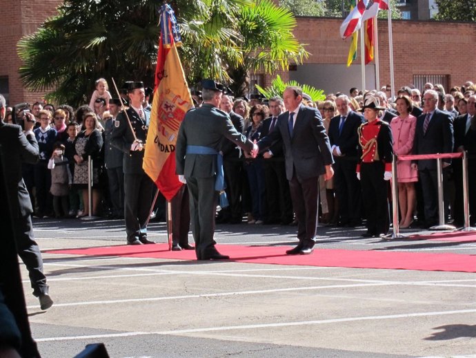 Sanz tras imponer la Corbata de honor de La Rioja a la UAR