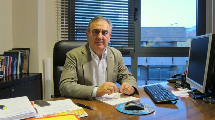 Secretario general del PSRM, Rafael González Tovar, en su despacho de Princesa