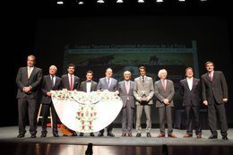 Entrega del 'Capote de pase' a Diego Urdiales