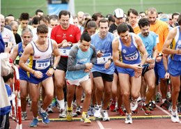 Victoria y Cavero participan en la carrera de la AVT