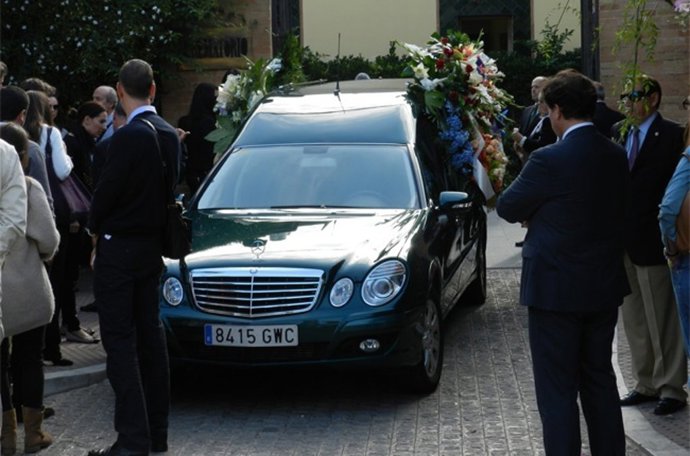 Familia y amigos dan su último adiós a María de Villota