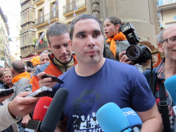 Luis Goñi, condenado por pertenencia a Segi, atendiendo a los periodistas