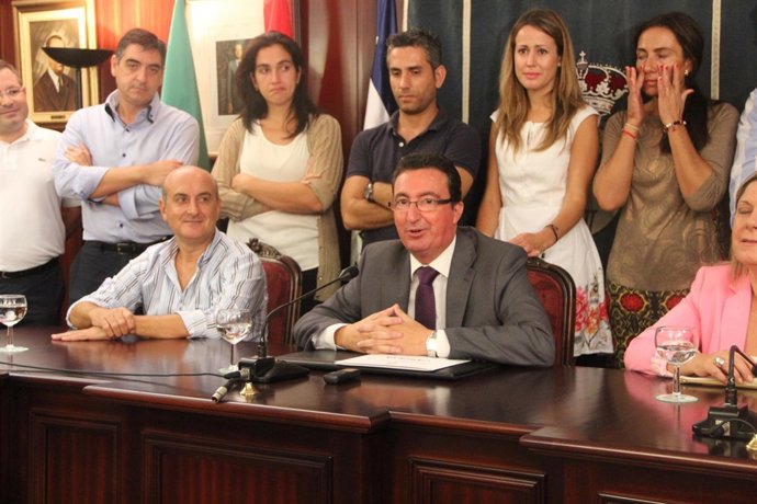 Manuel Andrés González renuncia a la Alcaldía de Lepe. 