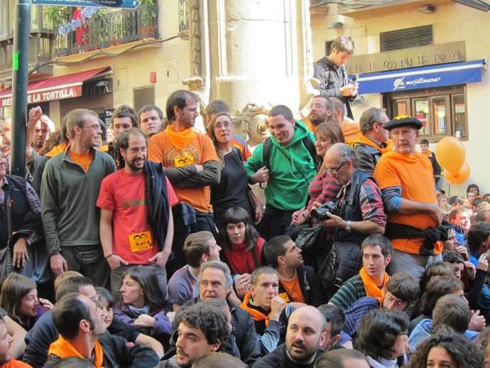 Luis Goñi, en el centro de la imagen vestido de verde 