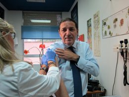 Sáez Aguado, en el momento en que es vacunado por una facultativa.