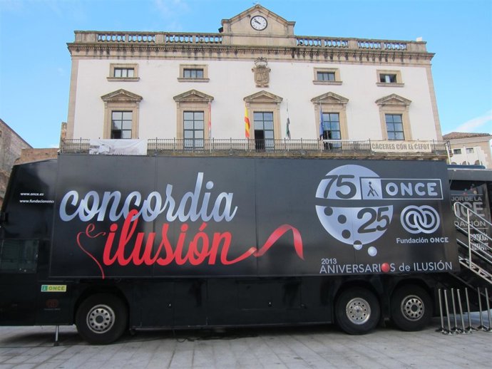 Autobús Exposición De La ONCE En Cáceres