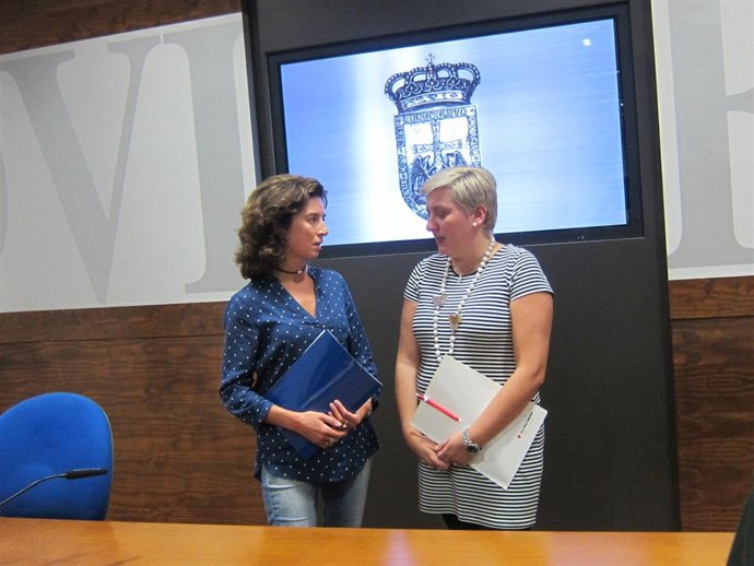 Silvia Junco y Natalia Fernández, escuela ancianos