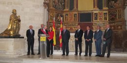 Bezos se dirige a Wert durante su alocución ya como miembro de la Orden