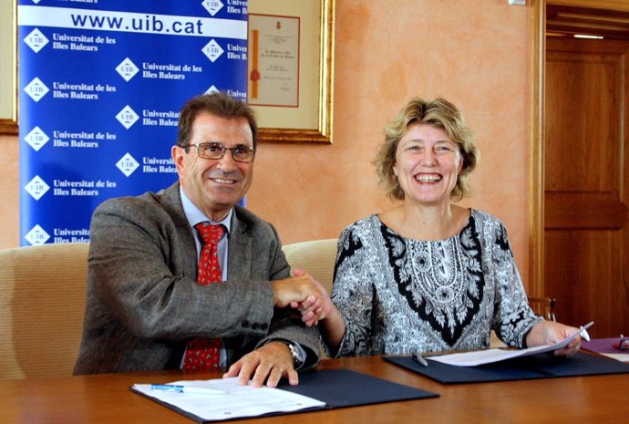 El rector de la UIB, Llorenç Huguet, con la directora del IBD, Isabel Llinàs