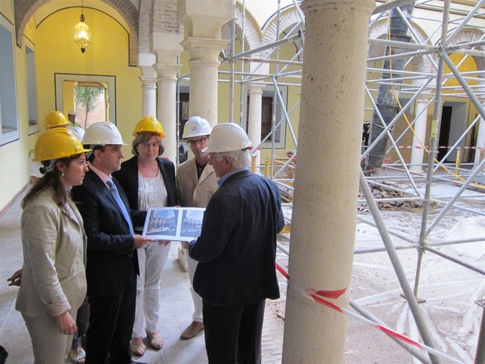 El consejero (2º desde izda.) en la visita a las obras del Palacio de Congresos