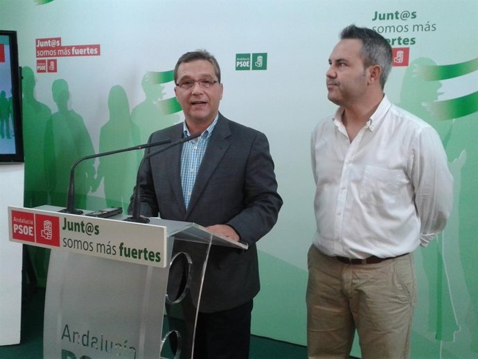 Francisco Huertas (i) aborda la destrucción del puente del arroyo Molinos.