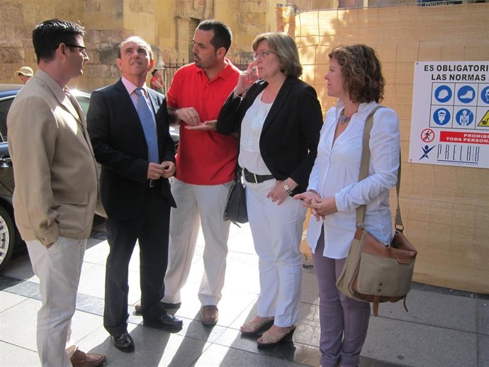 El consejero (2º desde izda.) en la visita a las obras del Palacio de Congresos