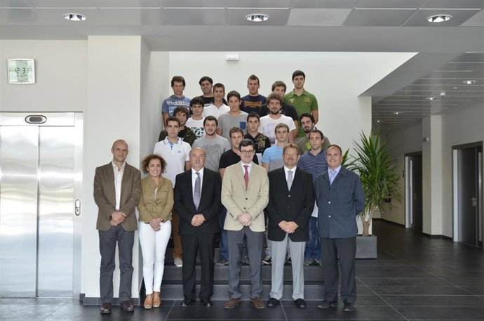  Iribas, Con Representantes De VW Navarra Y Alumnos De La Primera Edición.